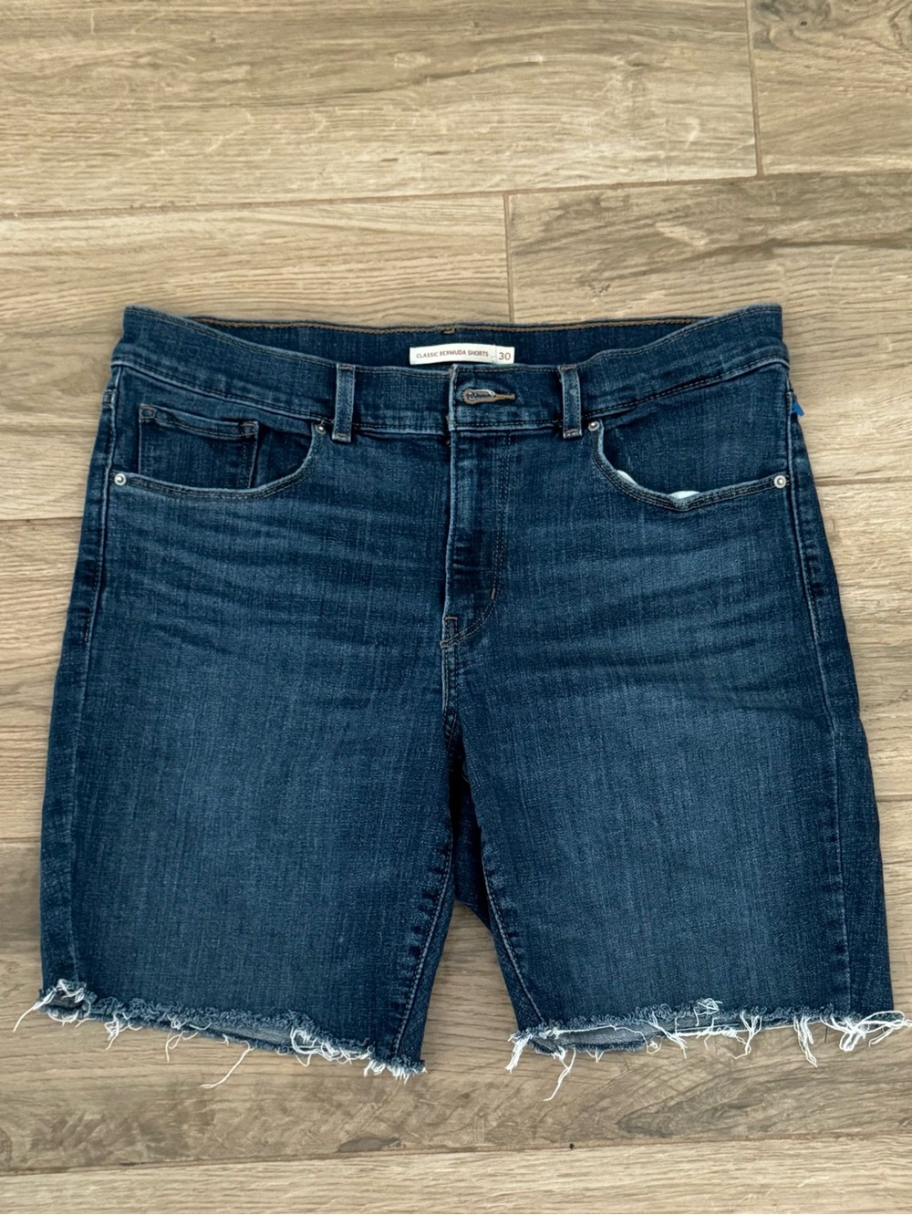 NWOT Levi’s Size 30 Classic 7.5” Bermuda Shorts Mid-rise Frayed Hem